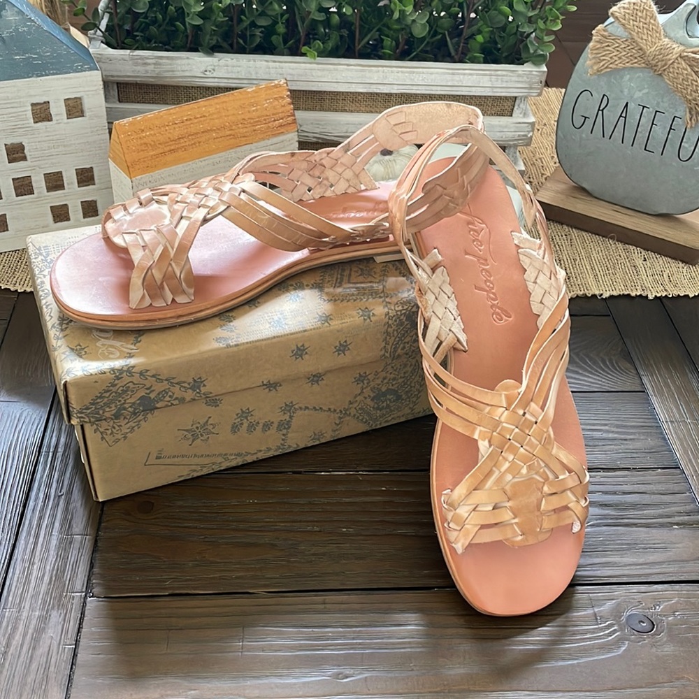BRAND NEW! Free People Sandals Size 41